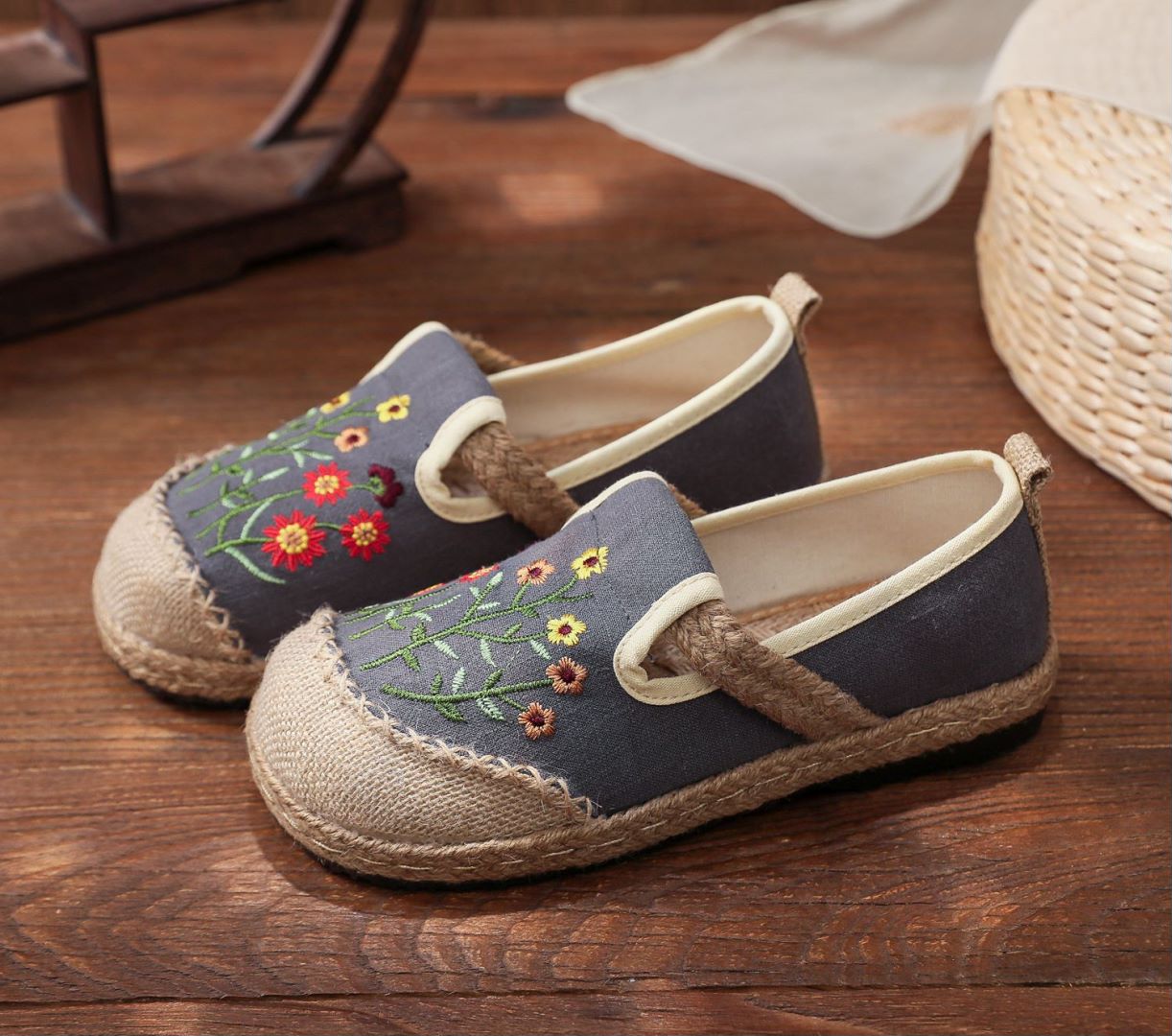 Veowalk Flowers Embroidered Women Handmade Linen Canvas Slip-On Loafers Comfortable Low Top Sneakers Vegan Ladies Bohemian Shoes