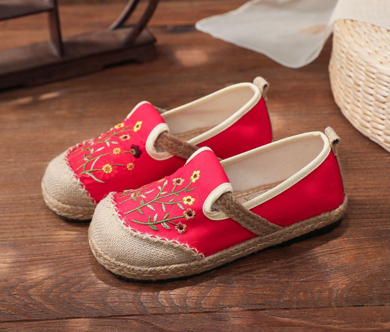 Veowalk Flowers Embroidered Women Handmade Linen Canvas Slip-On Loafers Comfortable Low Top Sneakers Vegan Ladies Bohemian Shoes