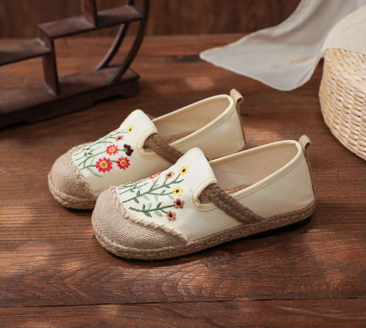 Veowalk Flowers Embroidered Women Handmade Linen Canvas Slip-On Loafers Comfortable Low Top Sneakers Vegan Ladies Bohemian Shoes